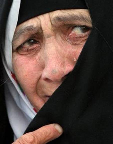 شاب ثلاثيني يضرب والدته السبعينية بسلك كهربائي على ظهرها .. !