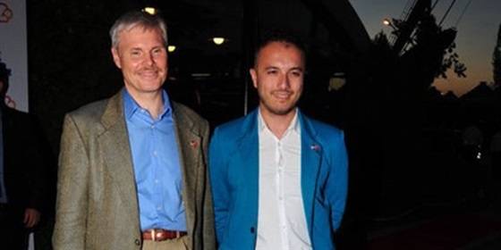 بالفيديو والصور.. القنصل الأمريكي في أنقرة يعقد قرانه على شاب تركي