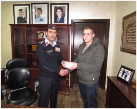 تكريم مواطنين عثرا على مبلغ مالي في ادارة ترخيص السواقين