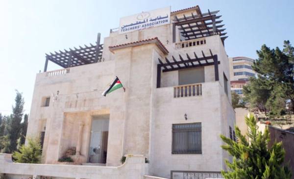 شابان يعتديان بالضرب على معلم في مادبا