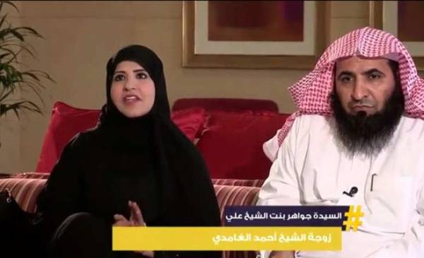 بعد ظهور زوجة الغامدي دون نقاب..مفتي السعودية: تغطية الوجه عبادة