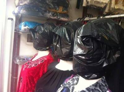 جبهة النصرة في سوريا تغطي رؤوس تماثيل العرض (مانيكان) بأكياس النايلون السوداء