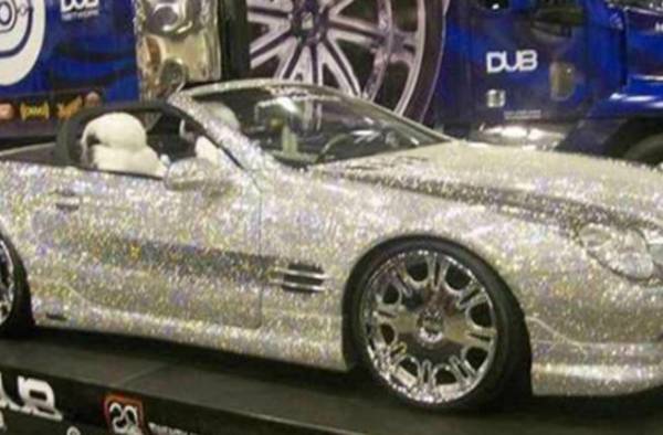 بالصور؛ أمير عربي يشتري سيارة مرسيدس مغلفة بالالماس