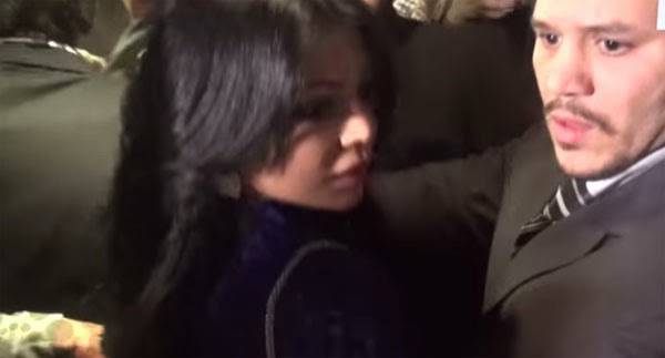 بالفيديو… هيفاء وهبي تتعرض للتحرش وتسأل: “مين دة يلي بيلمسني من ورا”