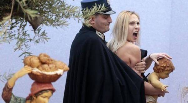 الفاتيكان يعتقل ناشطة عرّت صدرها بساحة القديس بطرس