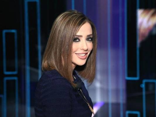 الممثل هاني رمزي يخرج قطعة ملابس داخلية ويقدمها للمذيعة وفاء كيلاني خلال برنامج الحُكم !