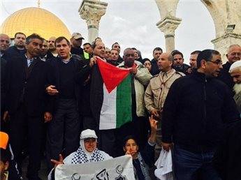 بالصور.. النائب الطيبي يرفع علم فلسطين في الأقصى ويتحدى شرطة إسرائيل