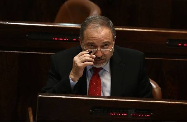 ليبرمان يلتقي سرا بمسؤول عربي كبير في باريس