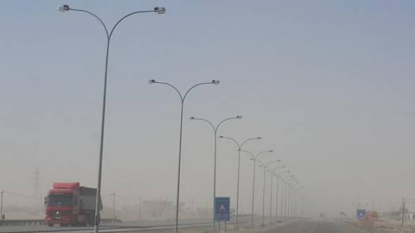 غبار كثيف على الطريق الصحراوي (صور)