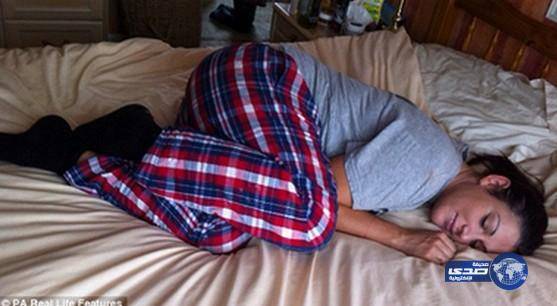 امرأة تخشى النوم لأنها تستيقظ مشلولة