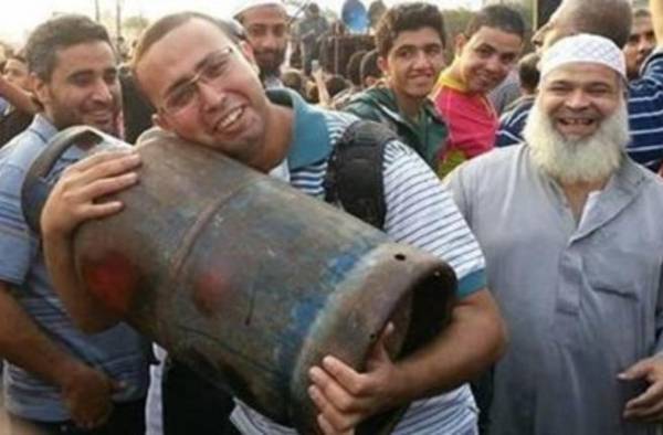 مصري يتوفى من الفرحة بعد حصوله على اسطوانة غاز !!