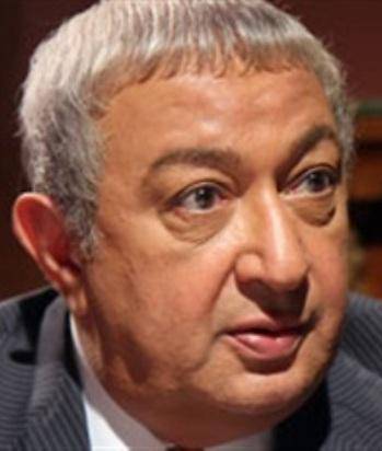 نور الشريف ينزعج من غدر الأصدقاء