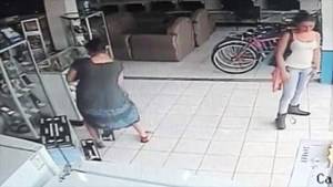 فيديو غريب.. امرأة تسرق شاشة تلفزيون وتخبّئها أسفل ملابسها !!!