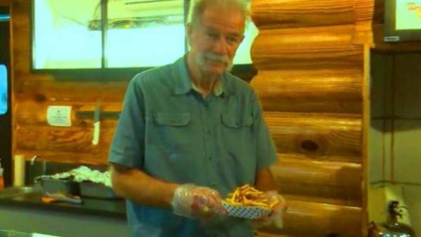 قسيس اشتهر بحرق المصاحف تحول إلى بائع بطاطا مقلية