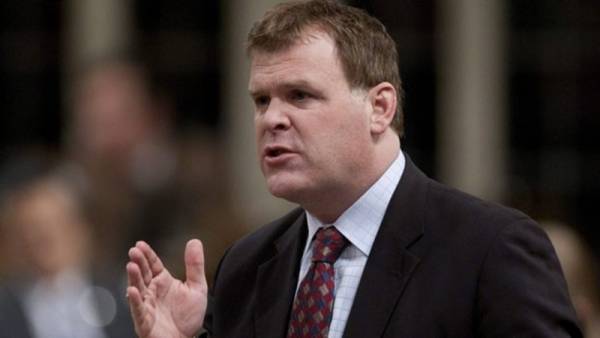 بالفيديو: رشق وزير الخارجية الكندي بالبيض في رام الله