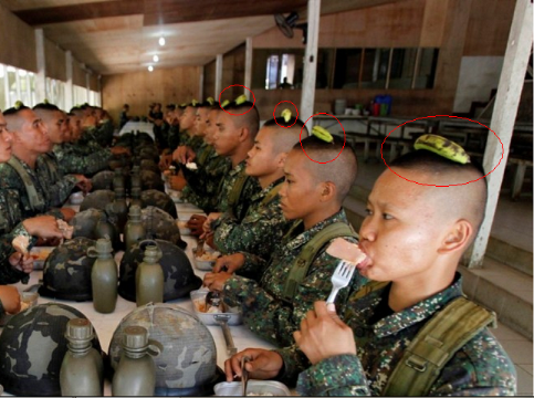 هل تعلم لماذا يضع الجنود الصينيون موزة فوق رؤوسهم ؟؟ سبب غريب للغاية !!