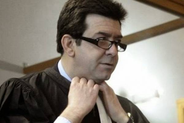 أستاذ يخلع ملابسه بسبب حضور طالبة محجبة في فصله