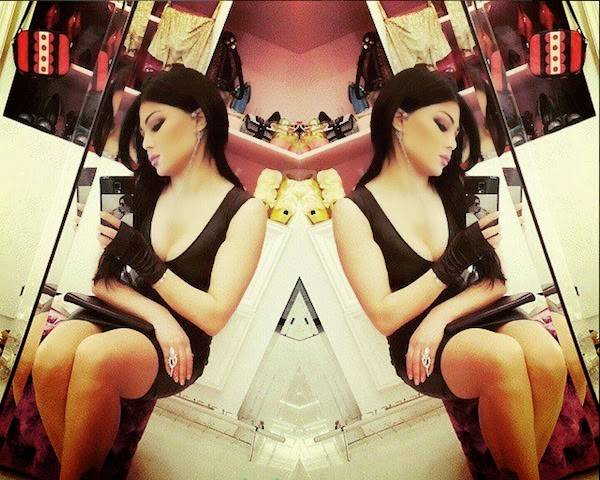 صورة هيفاء وهبي من غرفة ملابسها