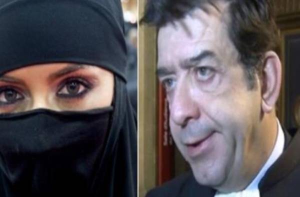 أستاذ رفض حضور طالبة محجبة في فصله فتعرى أمامها ليجبرها على الخروج