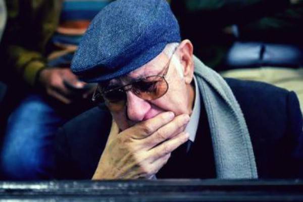 صور : مفاجأة ..الباكي على نعش الراحلة فاتن حمامة ليس زوجها