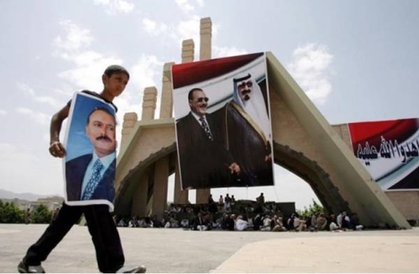 كاتب بريطاني يكشف حقيقة الصفقة التي قصمت ظهر اليمن