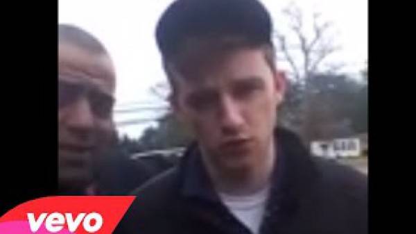 امريكي يغني لقعدلك ع الدرب قعود شاهد الفيديو...