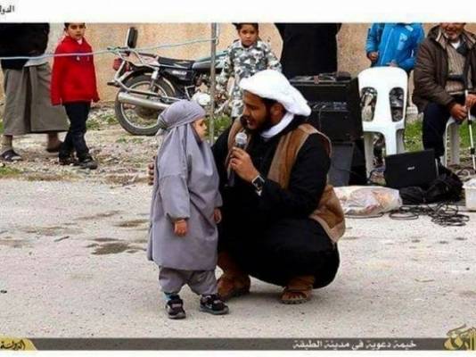 هذه أصغر تائبة في داعش.. فعن ماذا تابت هذه الطفلة؟