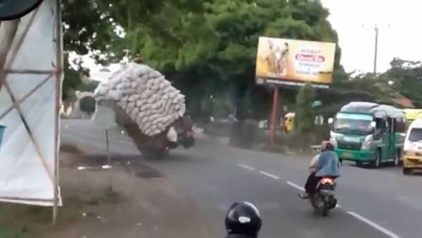 بالفيديو.. شاحنة تسقط والجمهور يضحك