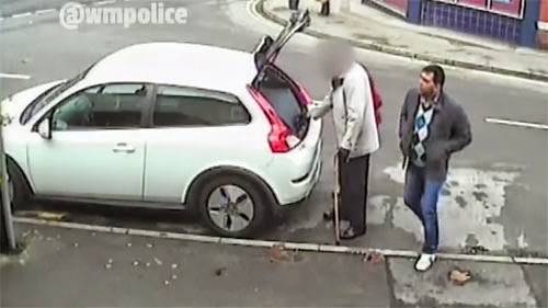 طريقة جديدة للسرقة من السيارة فاحذروا منها..!