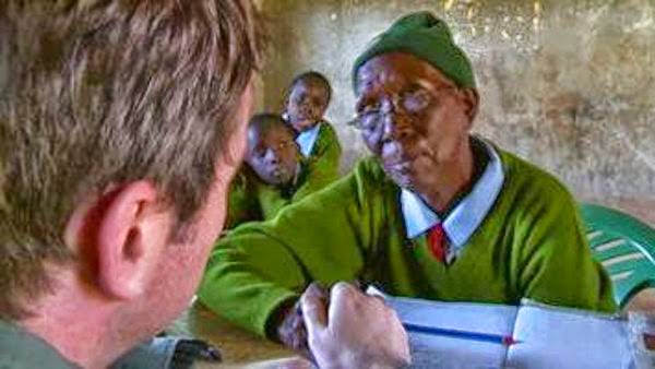 تلميذة ابتدائي عمرها 90 عاماً