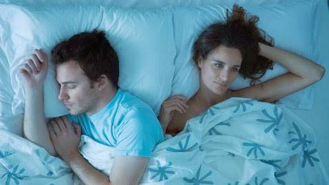 دراسة علمية : النوم بجوار زوجتك يجعلك غبيا !