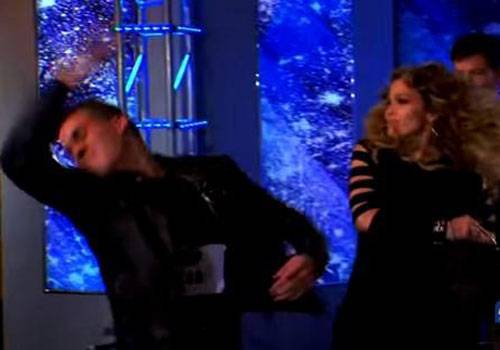 بالفيديو.. جنيفر لوبيز تصفع متسابقاً وتوقعه ارضاً في “اميريكان أيدول”