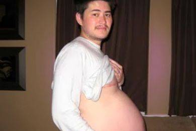 قصة غير متوقعه وراء الرجل الذي حمل وانجب عن زوجته 3 مرات !