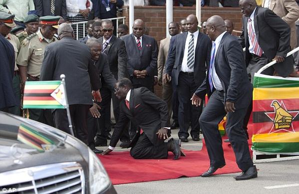 أمن المطار يجبر الصحفيين على حذف صورة رئيس زيمبابوي وهو ملقى أرضا بعد تعثرة وسقوطه.. شاهد الصور