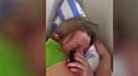 فيديو طريف جدا لامرأة نائمة تشخر مثل هدير الطائرات