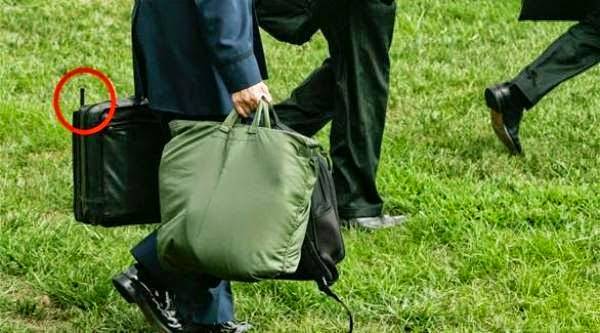 ما سر الحقيبة السوداء التي تتبع الرئيس الأمريكي أينما ذهب؟