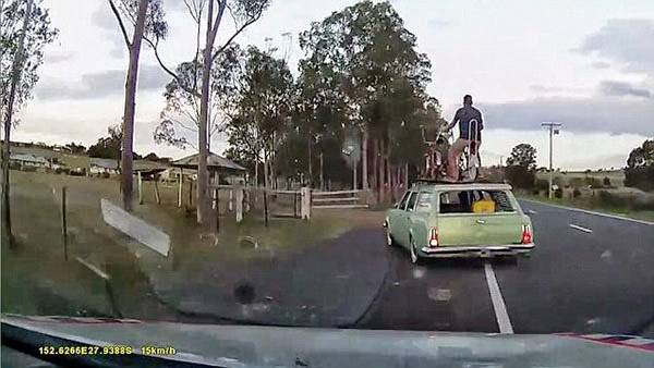 فيديو: رجل متهور يقود دراجة مثبتة أعلى سيارة