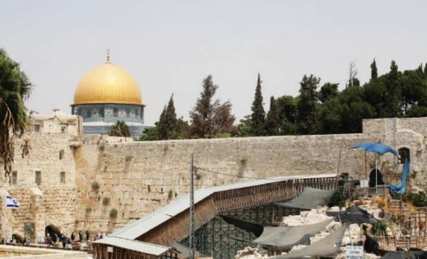 الاحتلال ينفذ حفريات أسفل الأقصى ويعتزم اقتحام الحرم الإبراهيمي