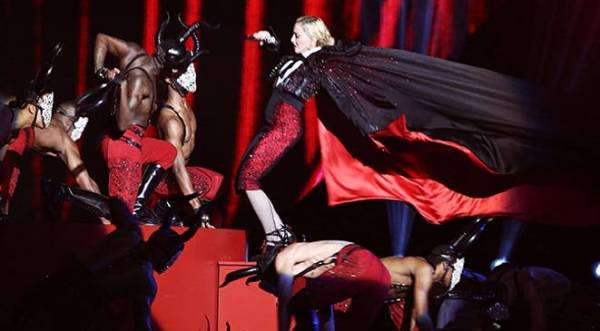 مادونا تسقط أثناء غنائها بحفل بريت 2015 (فيديو)