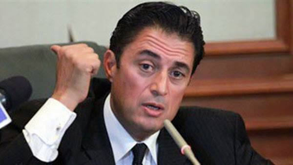 زوجة مسؤول  لا تفارقه في مقر عمله بسبب الغيرة .. صور