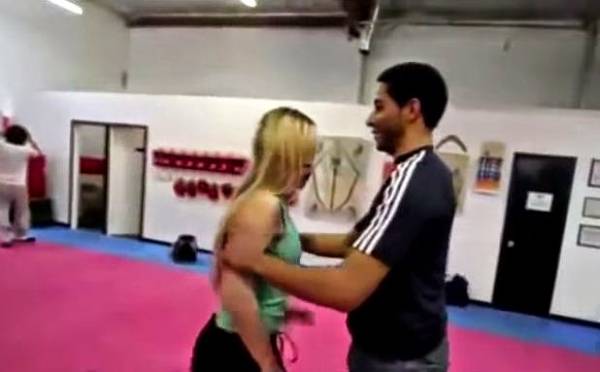 فيديو: أقوى فتاة في العالم تهزم 8 أشخاص