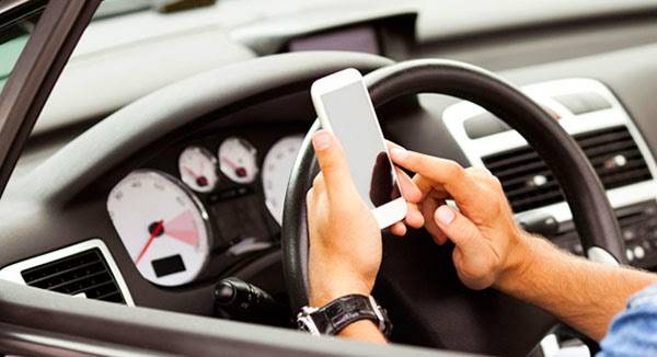 صورة: شاب استخدم الجوال أثناء القيادة وتسبب في حادث فقد فيه ساقه فشاهدماذا كتب على الساق الأخرى