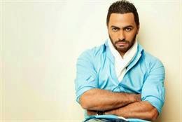 بالفيديو  تامر حسني يبكي على الهواء!