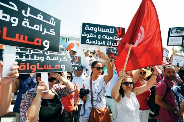 المشهد السياسي التونسي في ظل تفاقم الأزمات… حتى لا يتغلّب… الفتق على الرتق