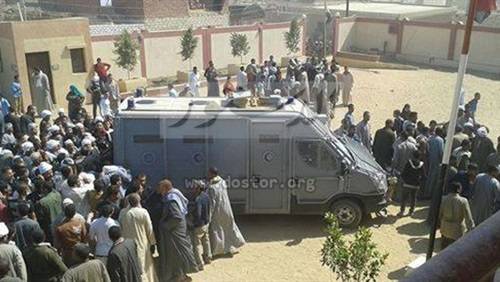 بالصور.. ضابط مصري يقتحم مدرسة بـ  مدرعة لاختطاف أبناء زوجته من طليقها