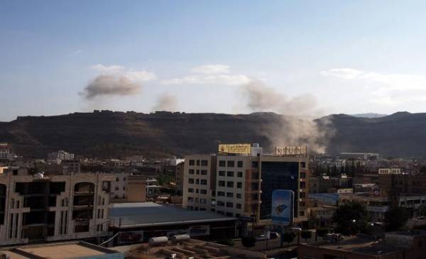 سفينة تقوم بإنزال بحري في مدينة عدن اليمنية