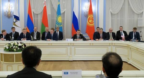 محلل روسي: رغبة مصر وسورية بإنشاء تجارة حرة مع الاتحاد الأوراسي تصيب أمريكا بهستيريا