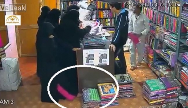 بالفيديو؛ فتاة منقبة تستخدم أصابع قدمها للسرقة!!