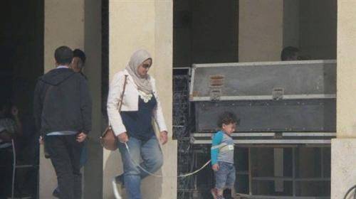 بالصور .. أم تربط طفلها بحبل كـ«الكلب» تثير ضجة على مواقع التواصل