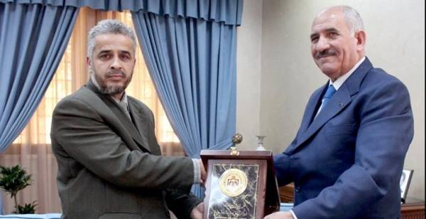 الذنيبات يكرم معلما قام بحياكة حذاء احد الطلبة